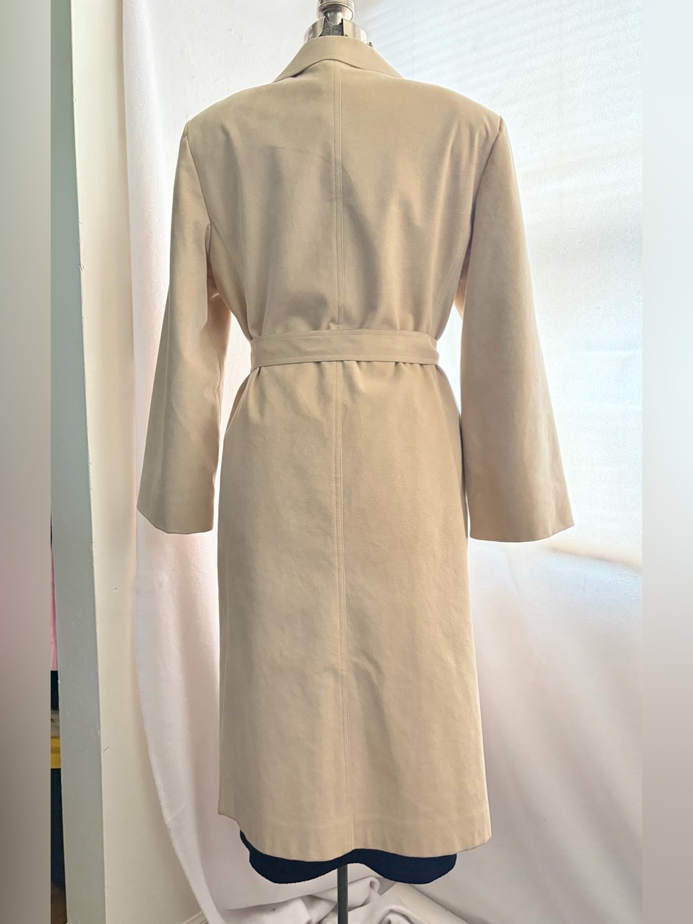 Vintage 1970s tan open-front faux suede belted trench coat w/faux suede brooch - Picture 6 of 10